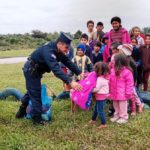 Policías abrigan a niños de un asentamiento ante el frío